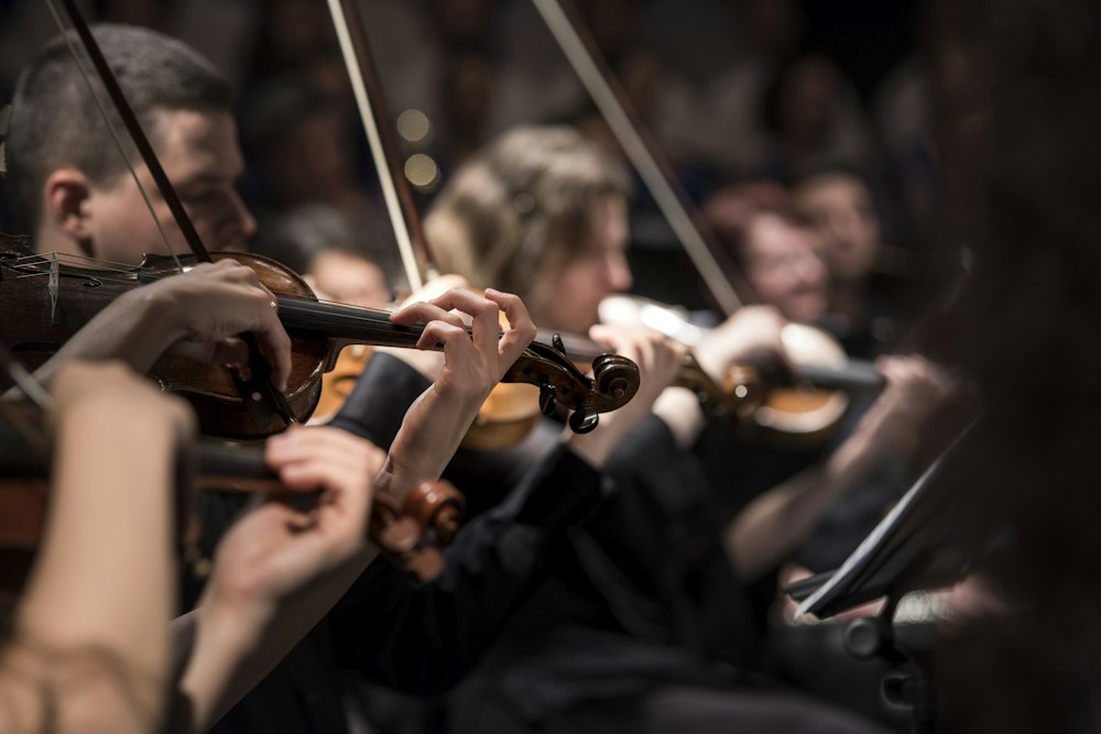 Alunos tocando instrumentos na Academia de Música Espaço Harmonia