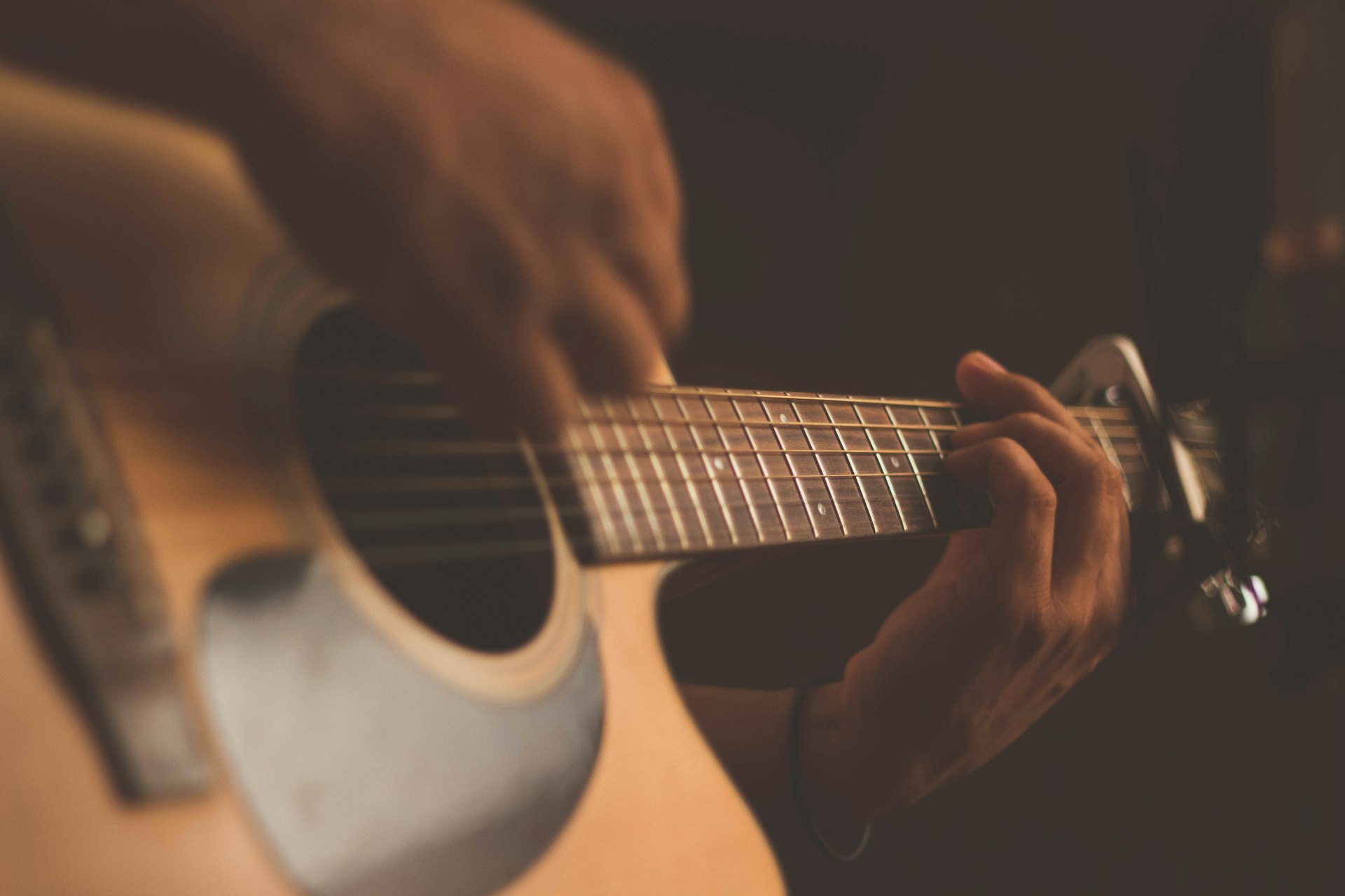 Professor e aluno em aula prática de música na Academia Espaço Harmonia